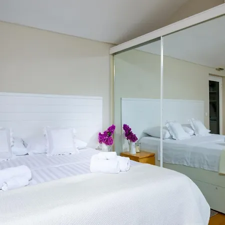 Lola - Four Bedroom With Sea View *