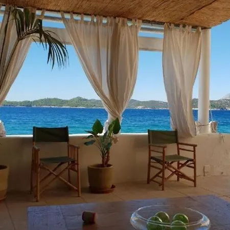 Lola - Four Bedroom With Sea View