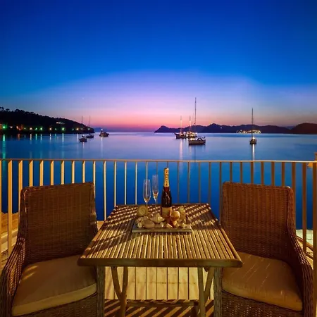 Lola - Four Bedroom With Sea View Villa