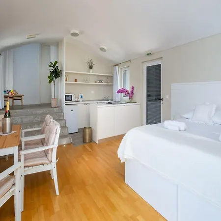 Lola - Four Bedroom With Sea View *