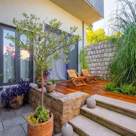 Lola - Four Bedroom With Sea View *