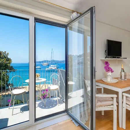 Lola - Four Bedroom With Sea View *