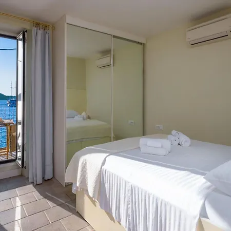 Villa Lola - Four Bedroom With Sea View *