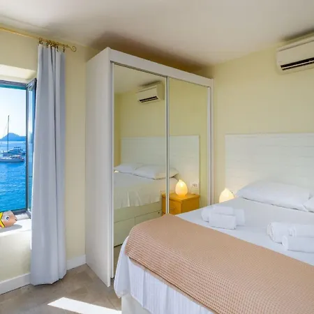 Lola - Four Bedroom With Sea View